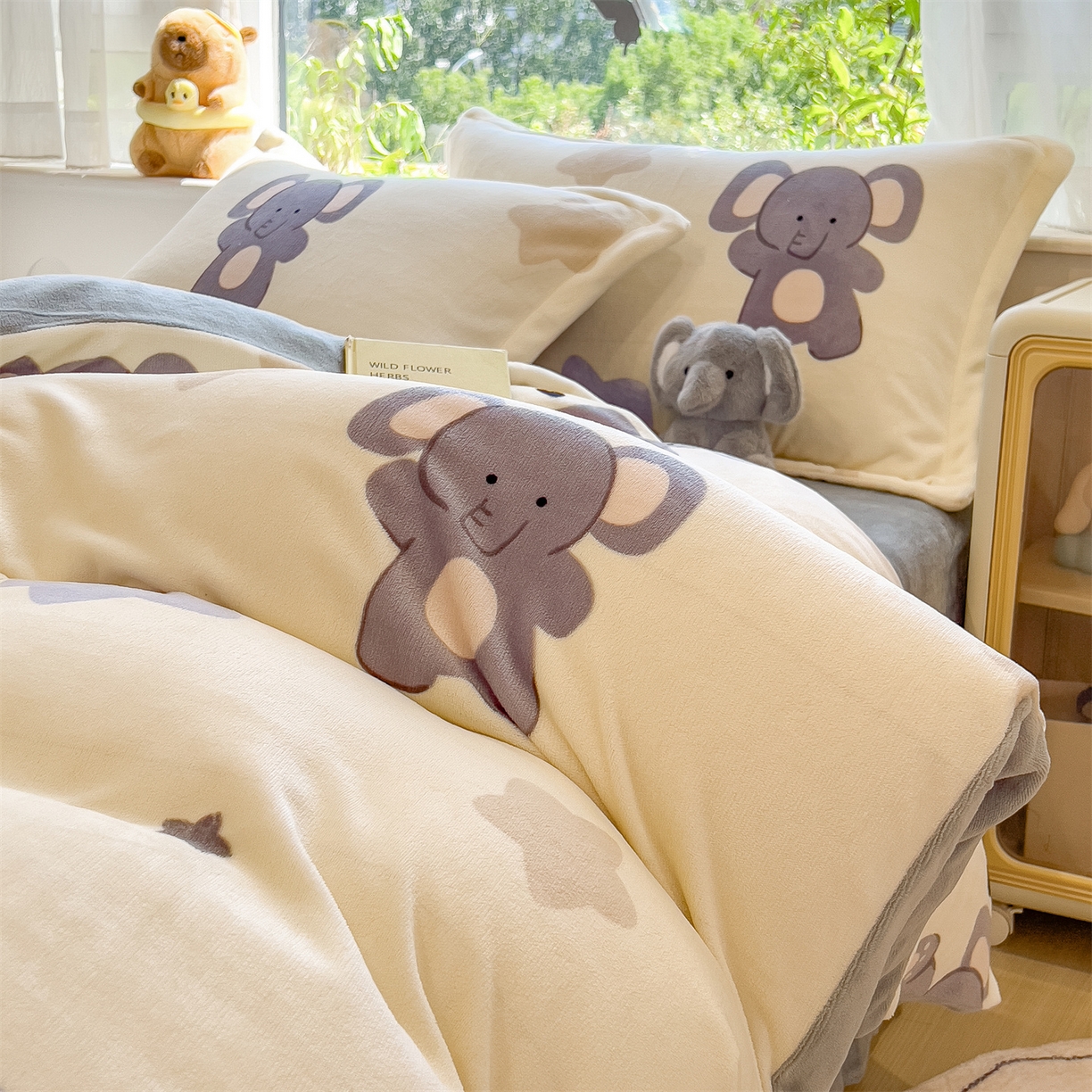 91家纺网 家纺一手货源 找家纺 布凡家居 2026新款190g高克重牛奶绒印花四件套 星星小象