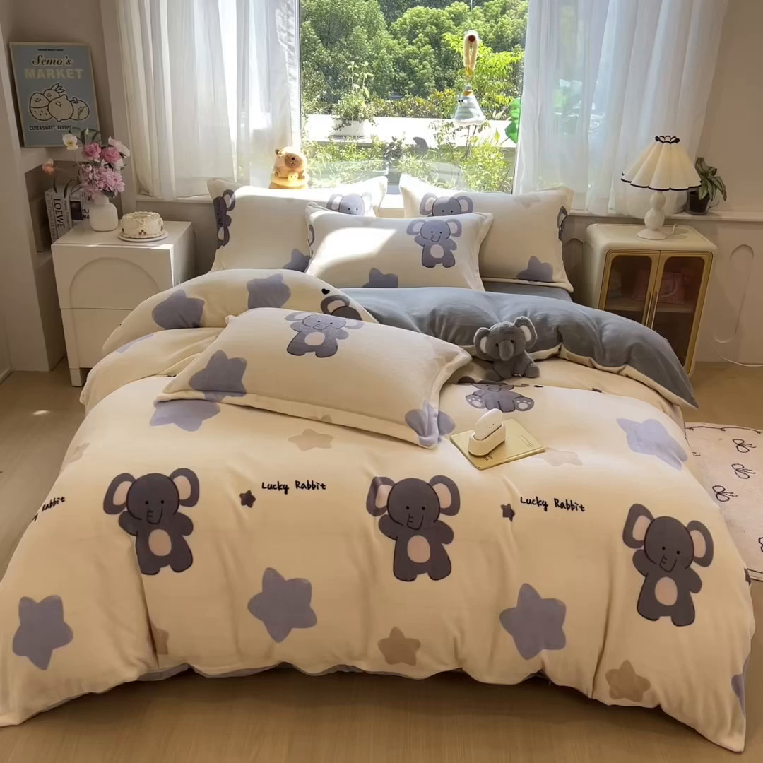 91家纺网 家纺一手货源 找家纺 布凡家居 2026新款190g高克重牛奶绒印花四件套 星星小象
