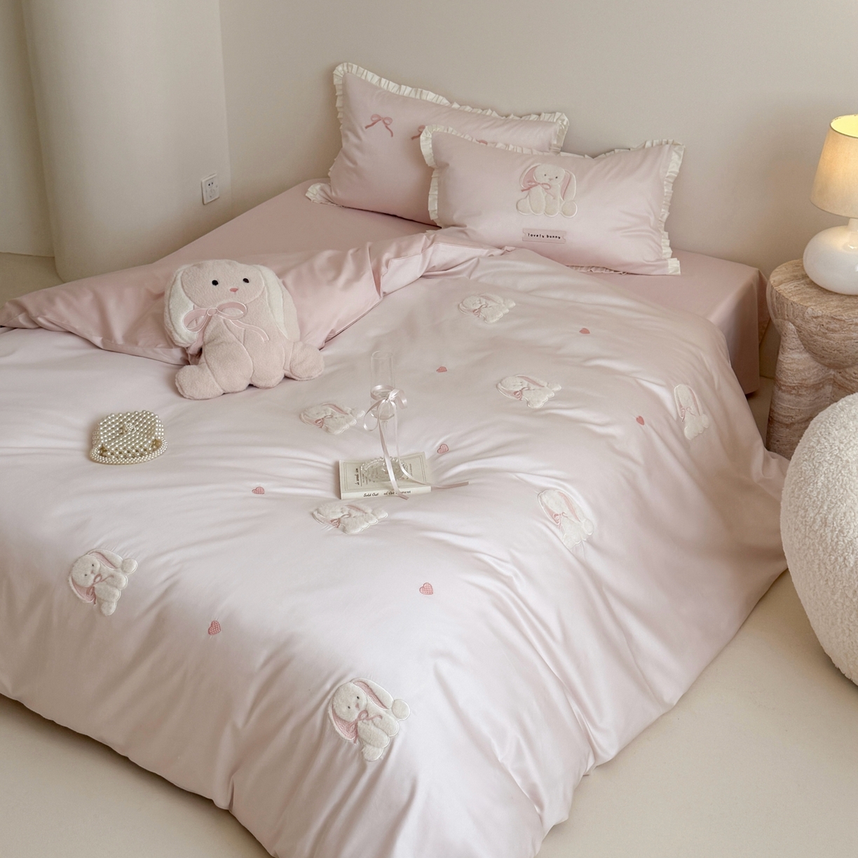 91家纺网 家纺一手货源 找家纺 （总）鹿班家居 2026春夏新款100s长绒棉纯棉贴布绣四件套-萌兔日记（标准会员-20元）