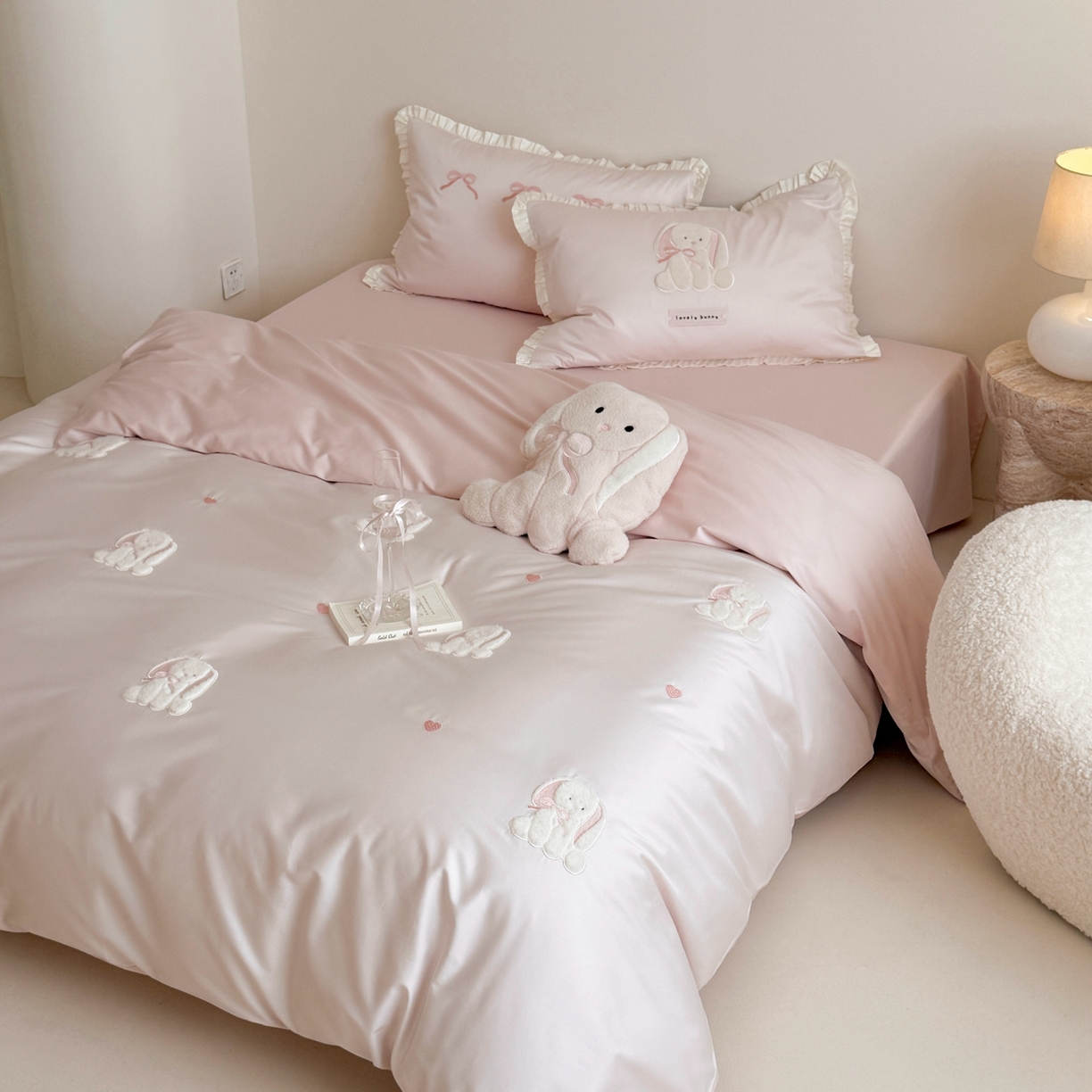 91家纺网 家纺一手货源 找家纺 （总）鹿班家居 2026春夏新款100s长绒棉纯棉贴布绣四件套-萌兔日记（标准会员-20元）