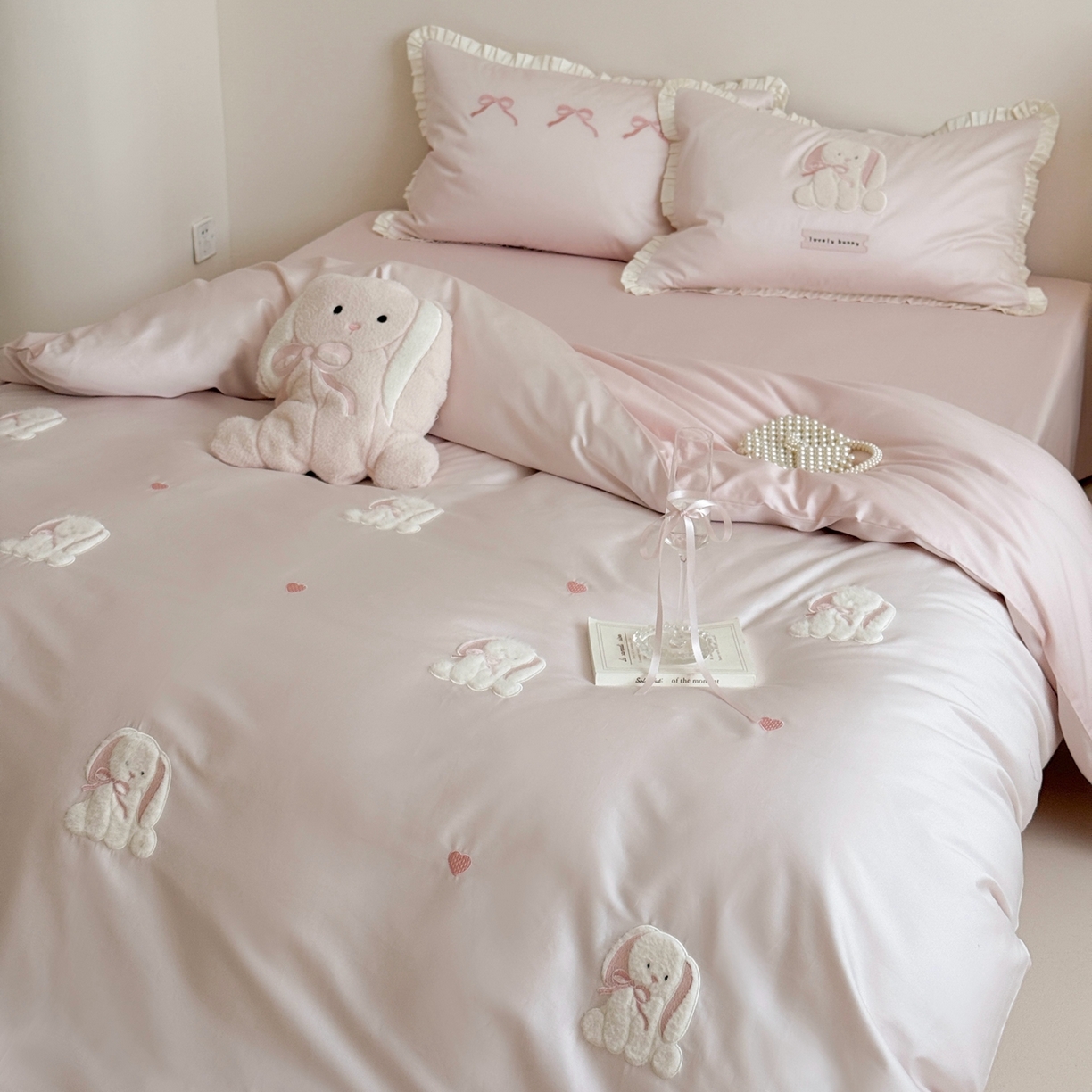 91家纺网 家纺一手货源 找家纺 （总）鹿班家居 2026春夏新款100s长绒棉纯棉贴布绣四件套-萌兔日记（标准会员-20元）