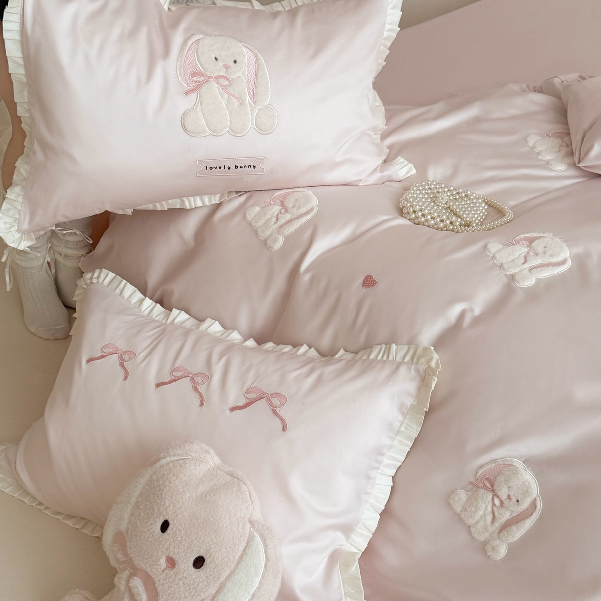 91家纺网 家纺一手货源 找家纺 鹿班家居 2026春夏新款100s长绒棉纯棉贴布绣四件套-萌兔日记（标准会员-20元） 萌兔日记-粉色