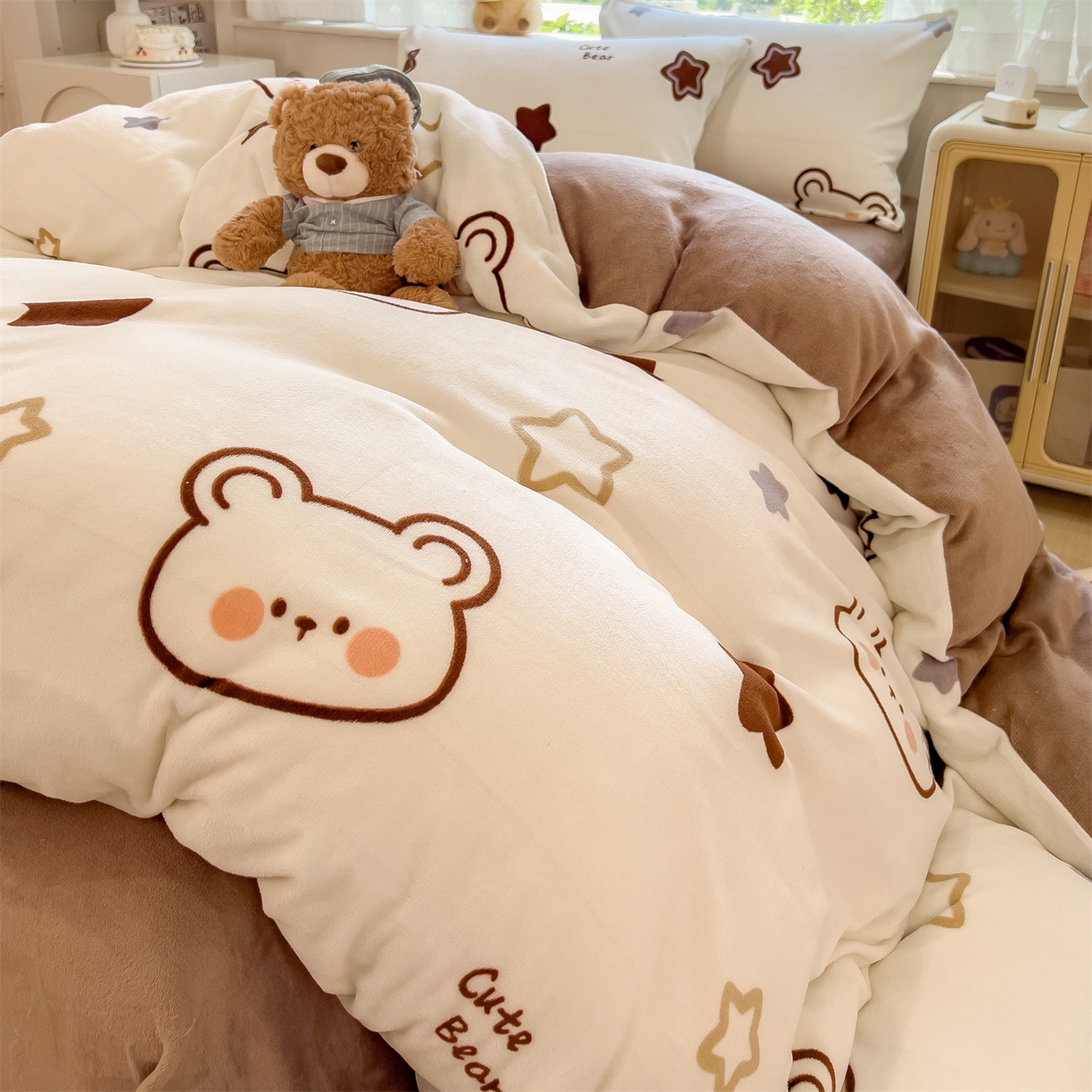 91家纺网 家纺一手货源 找家纺 布凡家居 2026新款190g高克重牛奶绒印花四件套 星星小熊