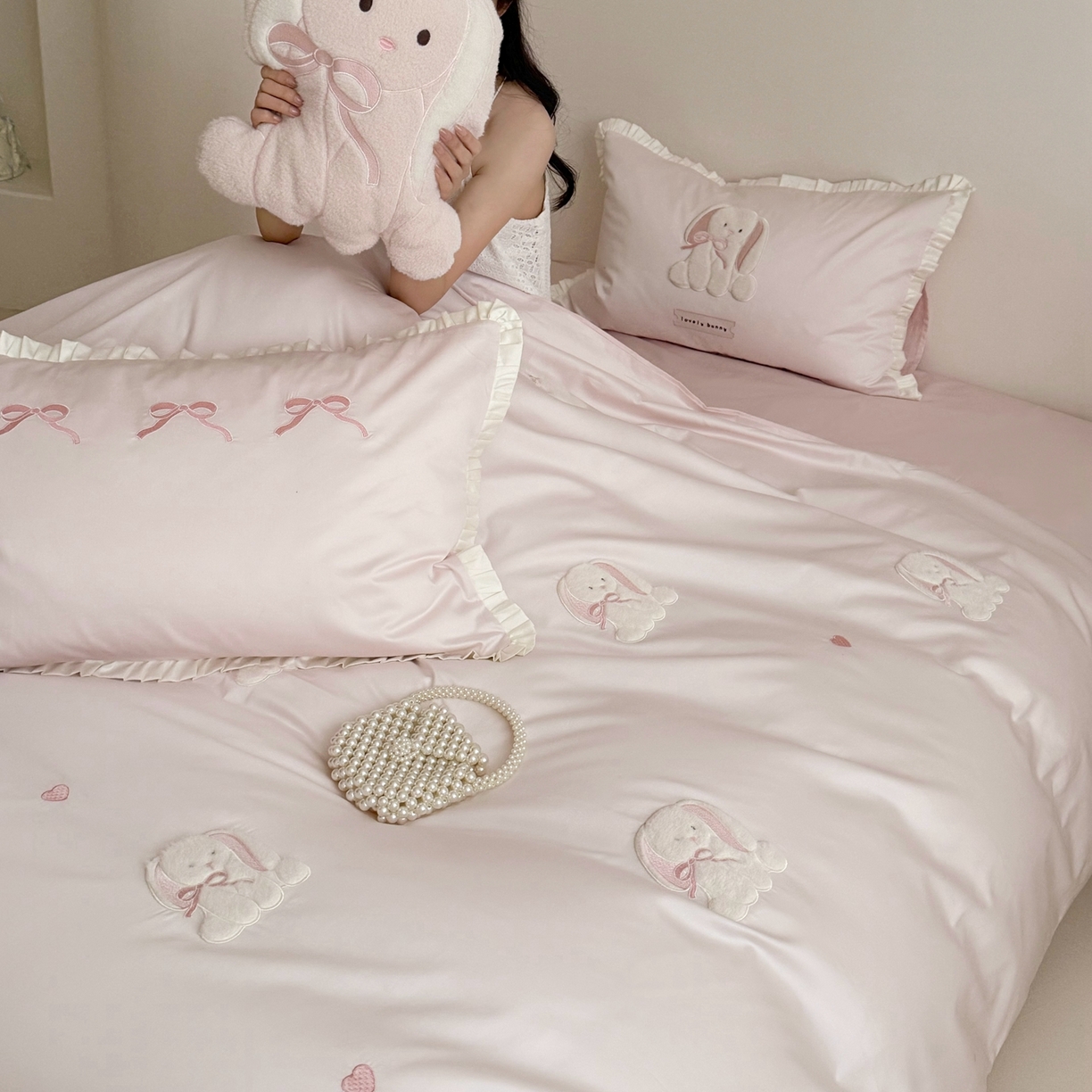 91家纺网 家纺一手货源 找家纺 鹿班家居 2026春夏新款100s长绒棉纯棉贴布绣四件套-萌兔日记（标准会员-20元） 萌兔日记-粉色