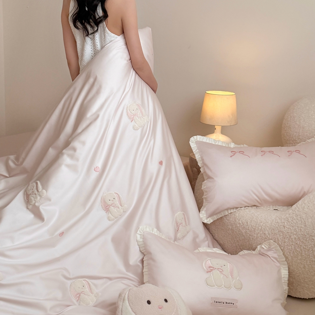 91家纺网 家纺一手货源 找家纺 鹿班家居 2026春夏新款100s长绒棉纯棉贴布绣四件套-萌兔日记（标准会员-20元） 萌兔日记-粉色