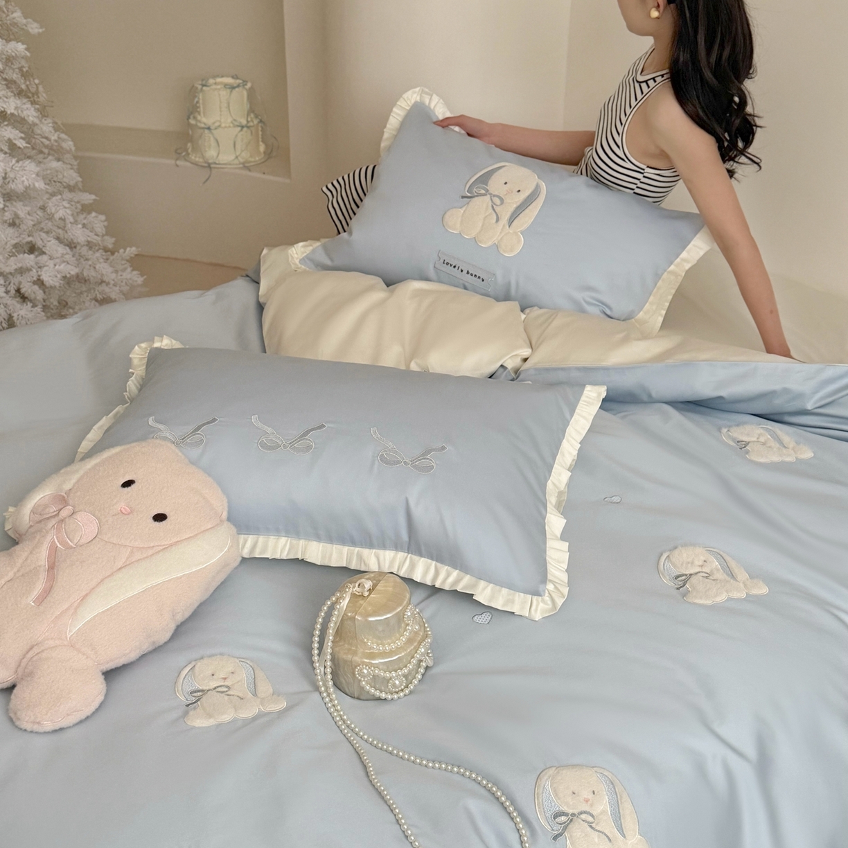 91家纺网 家纺一手货源 找家纺 鹿班家居 2026春夏新款100s长绒棉纯棉贴布绣四件套-萌兔日记（标准会员-20元） 萌兔日记-蓝色