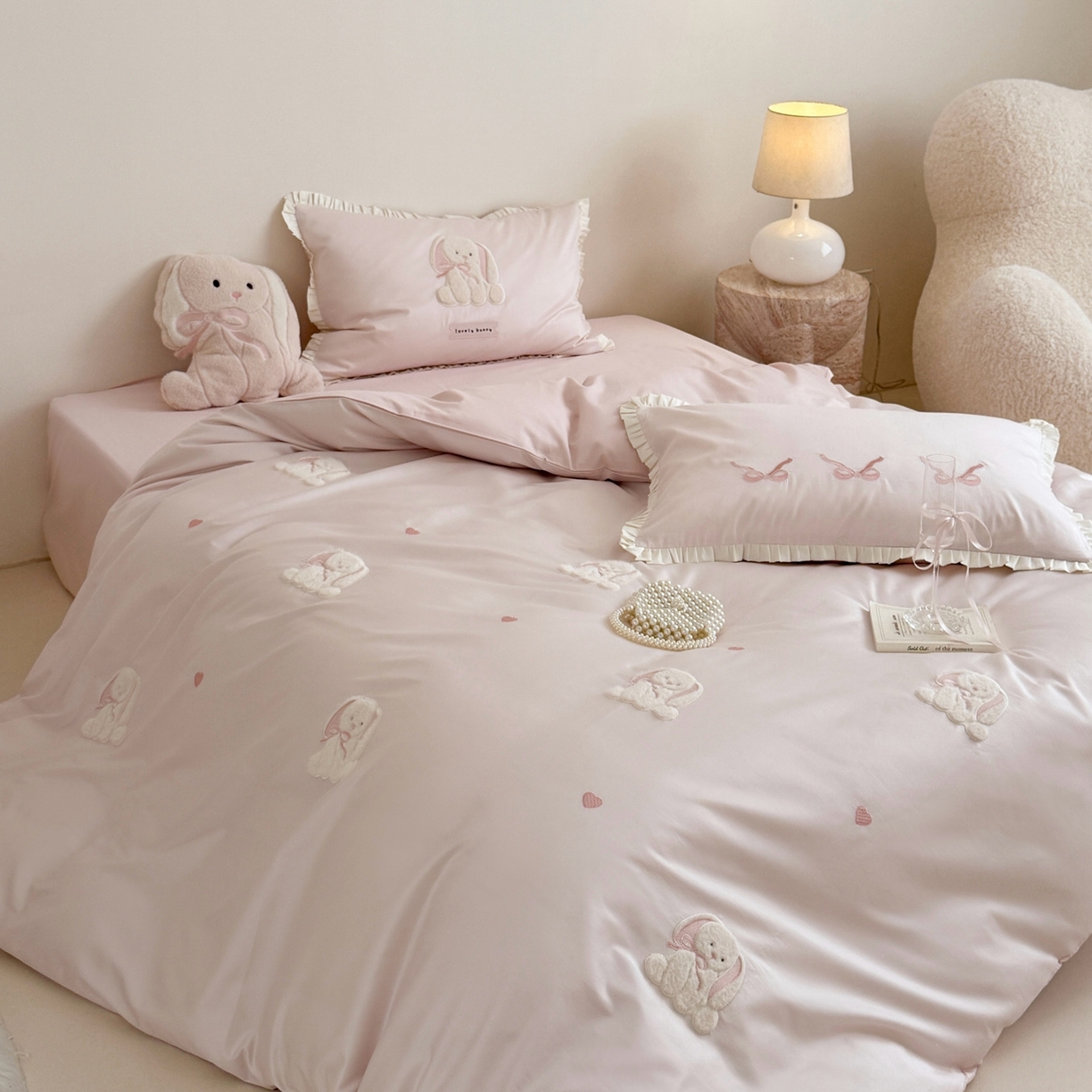 91家纺网 家纺一手货源 找家纺 鹿班家居 2026春夏新款100s长绒棉纯棉贴布绣四件套-萌兔日记（标准会员-20元） 萌兔日记-粉色
