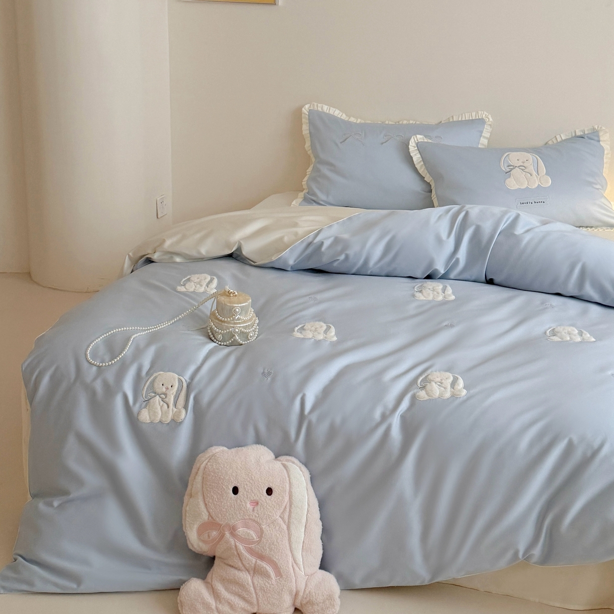 91家纺网 家纺一手货源 找家纺 鹿班家居 2026春夏新款100s长绒棉纯棉贴布绣四件套-萌兔日记（标准会员-20元） 萌兔日记-蓝色