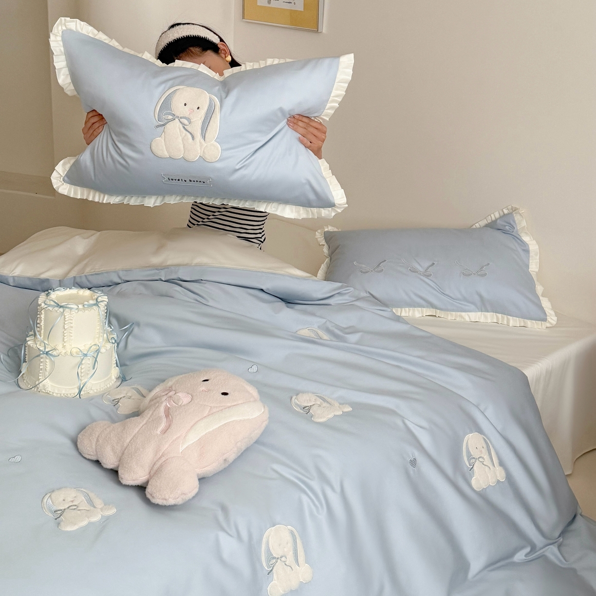 91家纺网 家纺一手货源 找家纺 鹿班家居 2026春夏新款100s长绒棉纯棉贴布绣四件套-萌兔日记（标准会员-20元） 萌兔日记-蓝色