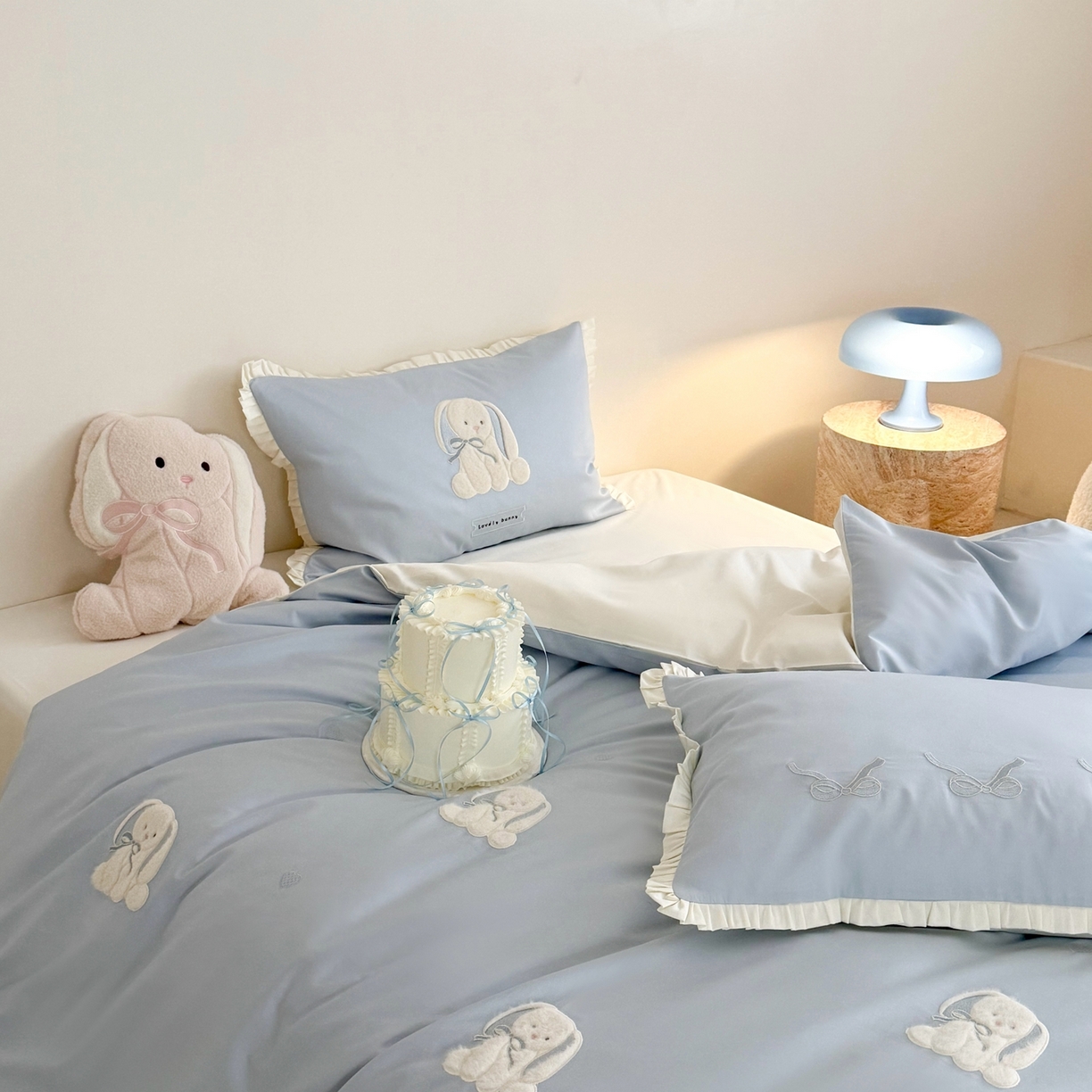 91家纺网 家纺一手货源 找家纺 鹿班家居 2026春夏新款100s长绒棉纯棉贴布绣四件套-萌兔日记（标准会员-20元） 萌兔日记-蓝色