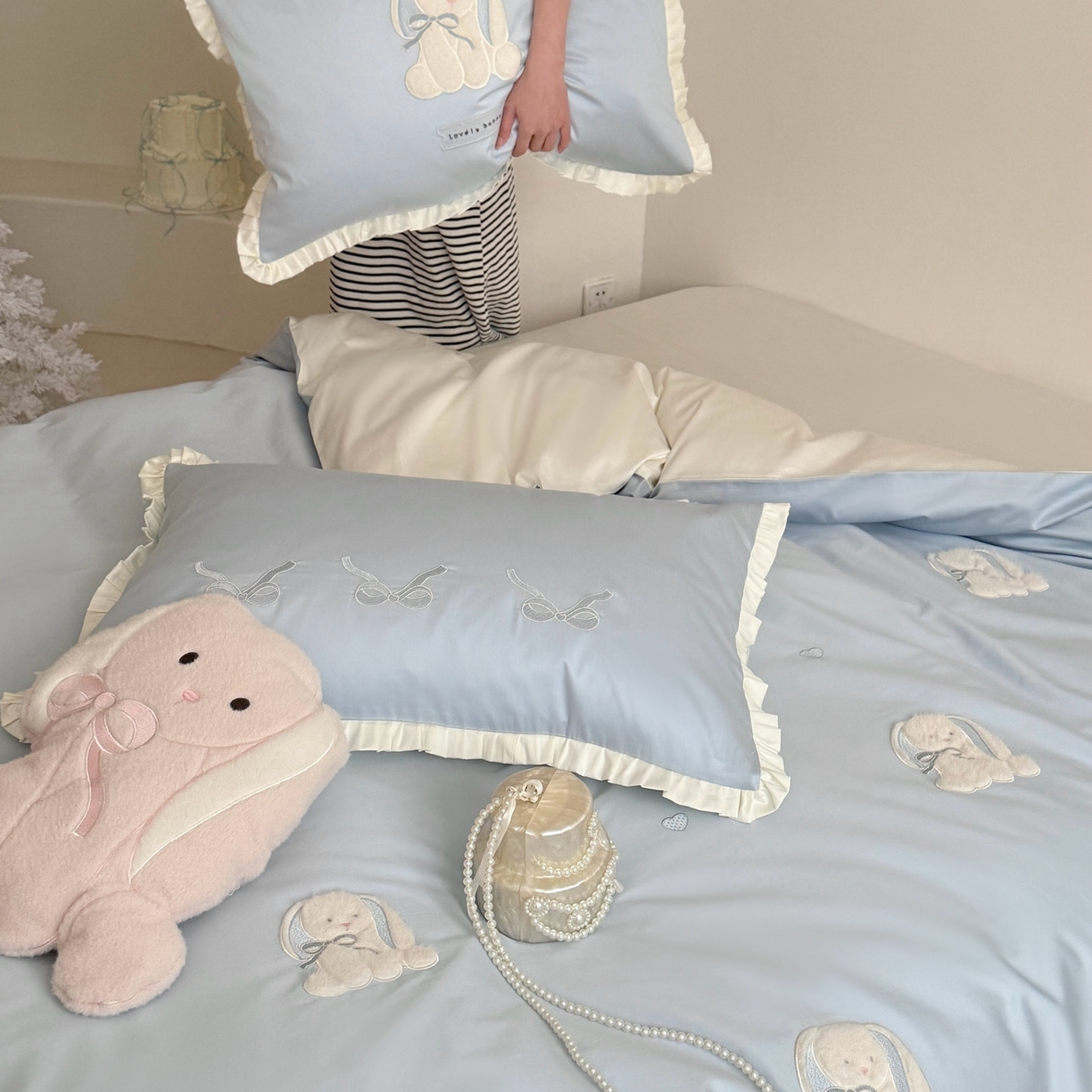 91家纺网 家纺一手货源 找家纺 鹿班家居 2026春夏新款100s长绒棉纯棉贴布绣四件套-萌兔日记（标准会员-20元） 萌兔日记-蓝色