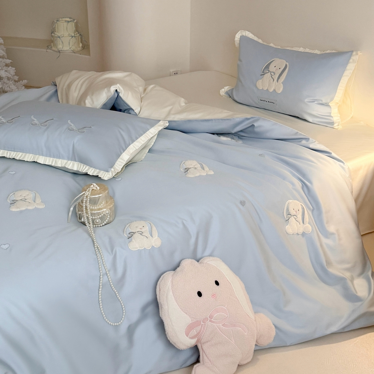 91家纺网 家纺一手货源 找家纺 鹿班家居 2026春夏新款100s长绒棉纯棉贴布绣四件套-萌兔日记（标准会员-20元） 萌兔日记-蓝色