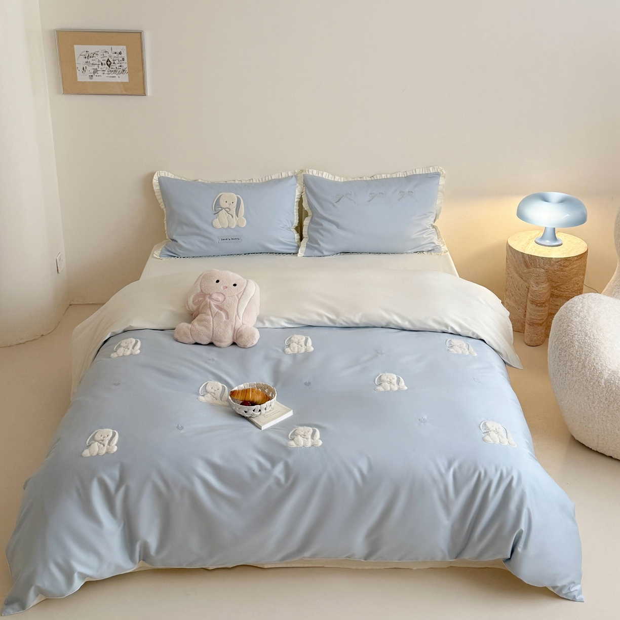 91家纺网 家纺一手货源 找家纺 鹿班家居 2026春夏新款100s长绒棉纯棉贴布绣四件套-萌兔日记（标准会员-20元） 萌兔日记-蓝色