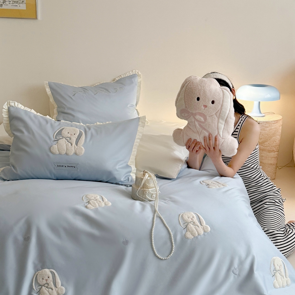 91家纺网 家纺一手货源 找家纺 鹿班家居 2026春夏新款100s长绒棉纯棉贴布绣四件套-萌兔日记（标准会员-20元） 萌兔日记-蓝色
