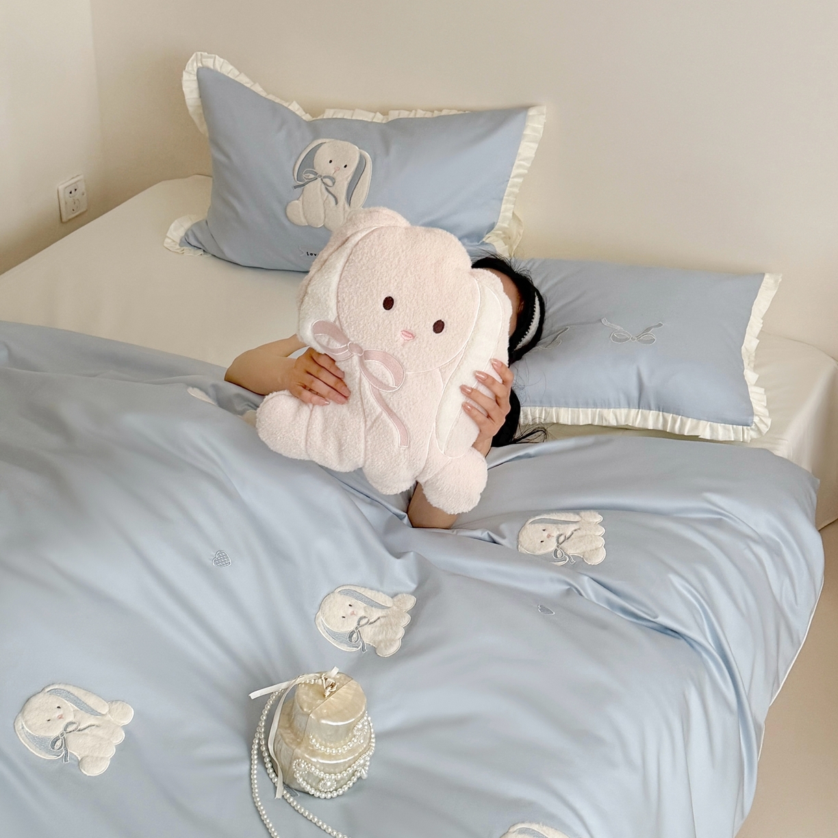 91家纺网 家纺一手货源 找家纺 鹿班家居 2026春夏新款100s长绒棉纯棉贴布绣四件套-萌兔日记（标准会员-20元） 萌兔日记-蓝色