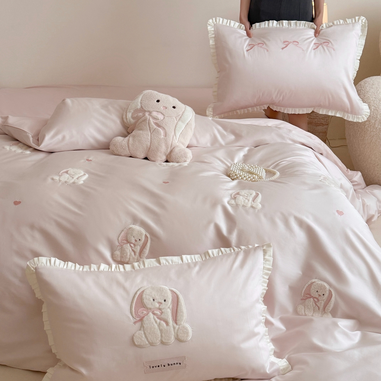 91家纺网 家纺一手货源 找家纺 鹿班家居 2026春夏新款100s长绒棉纯棉贴布绣四件套-萌兔日记（标准会员-20元） 萌兔日记-粉色