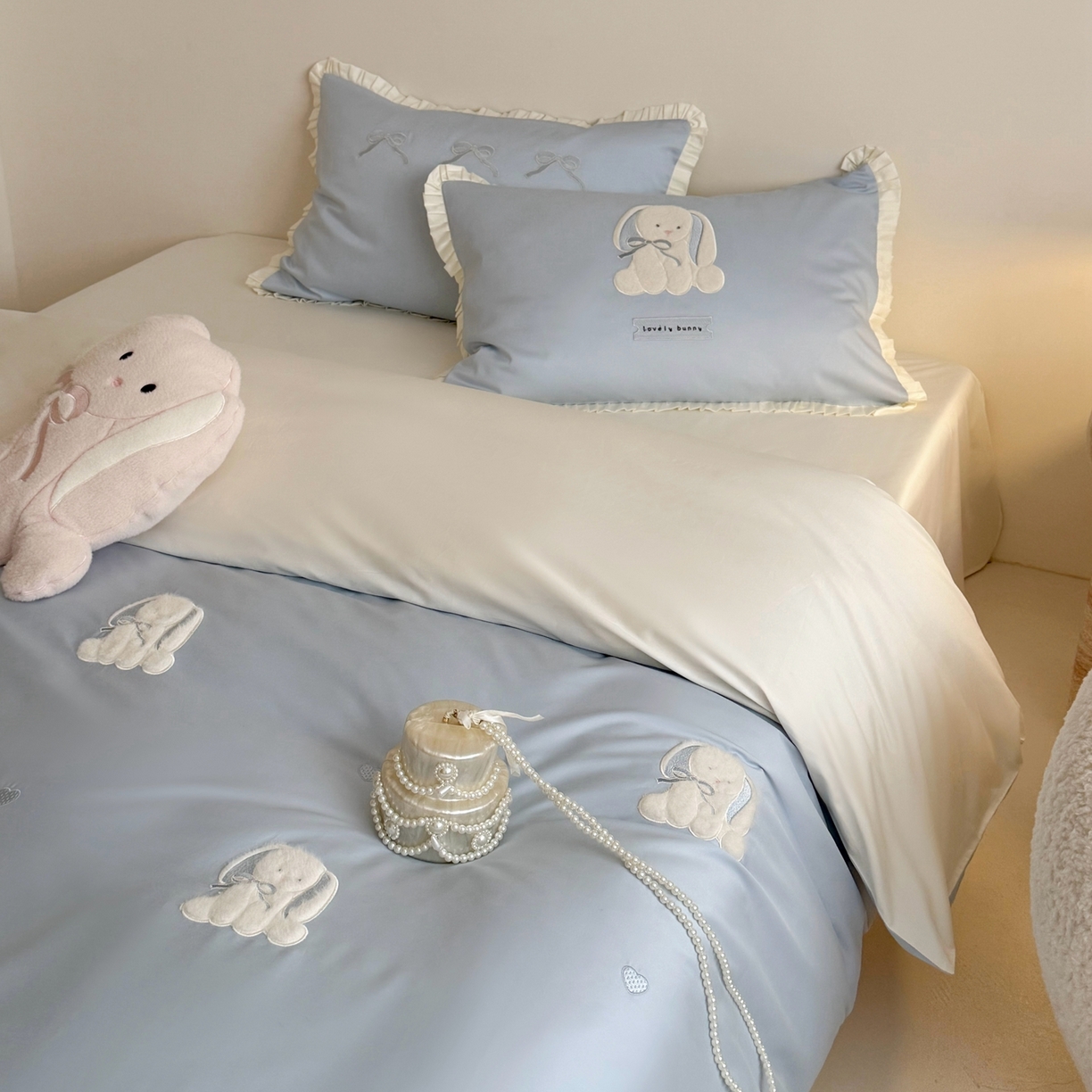 91家纺网 家纺一手货源 找家纺 鹿班家居 2026春夏新款100s长绒棉纯棉贴布绣四件套-萌兔日记（标准会员-20元） 萌兔日记-蓝色