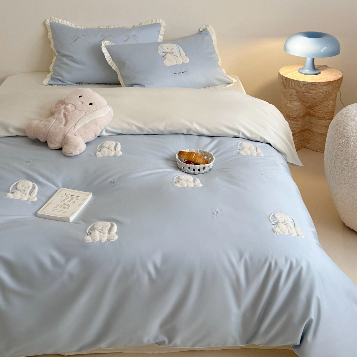 91家纺网 家纺一手货源 找家纺 鹿班家居 2026春夏新款100s长绒棉纯棉贴布绣四件套-萌兔日记（标准会员-20元） 萌兔日记-蓝色