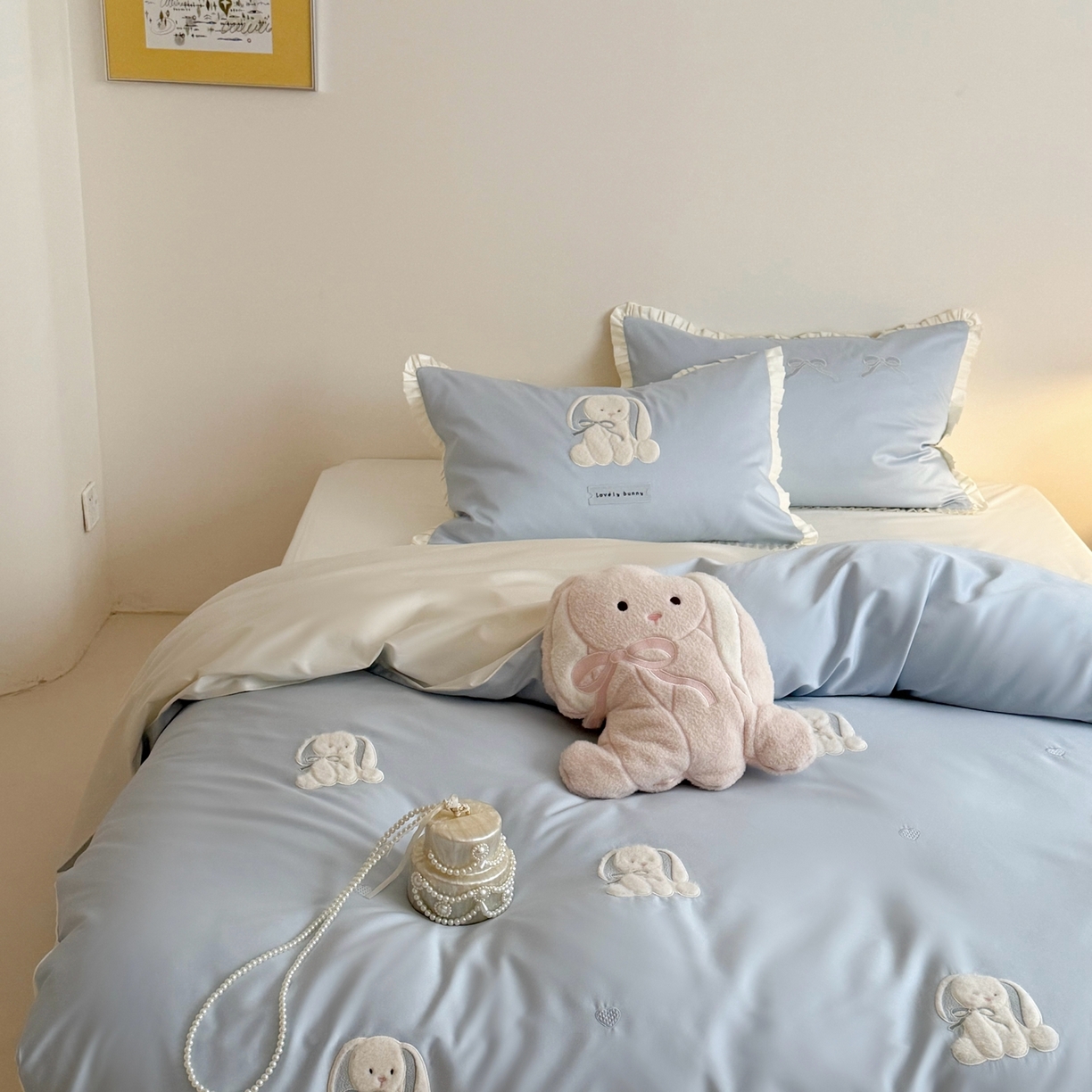 91家纺网 家纺一手货源 找家纺 鹿班家居 2026春夏新款100s长绒棉纯棉贴布绣四件套-萌兔日记（标准会员-20元） 萌兔日记-蓝色