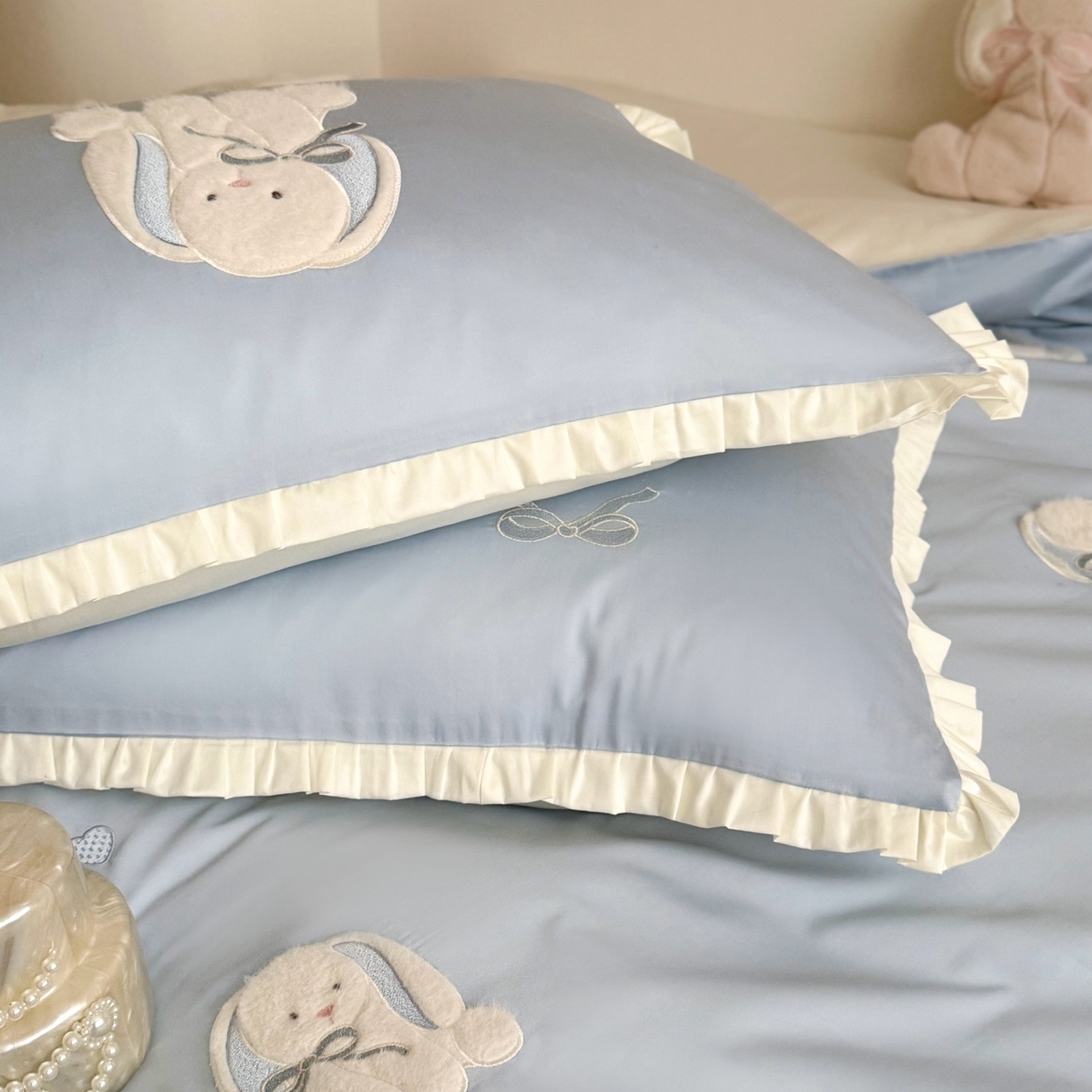 91家纺网 家纺一手货源 找家纺 鹿班家居 2026春夏新款100s长绒棉纯棉贴布绣四件套-萌兔日记（标准会员-20元） 萌兔日记-蓝色