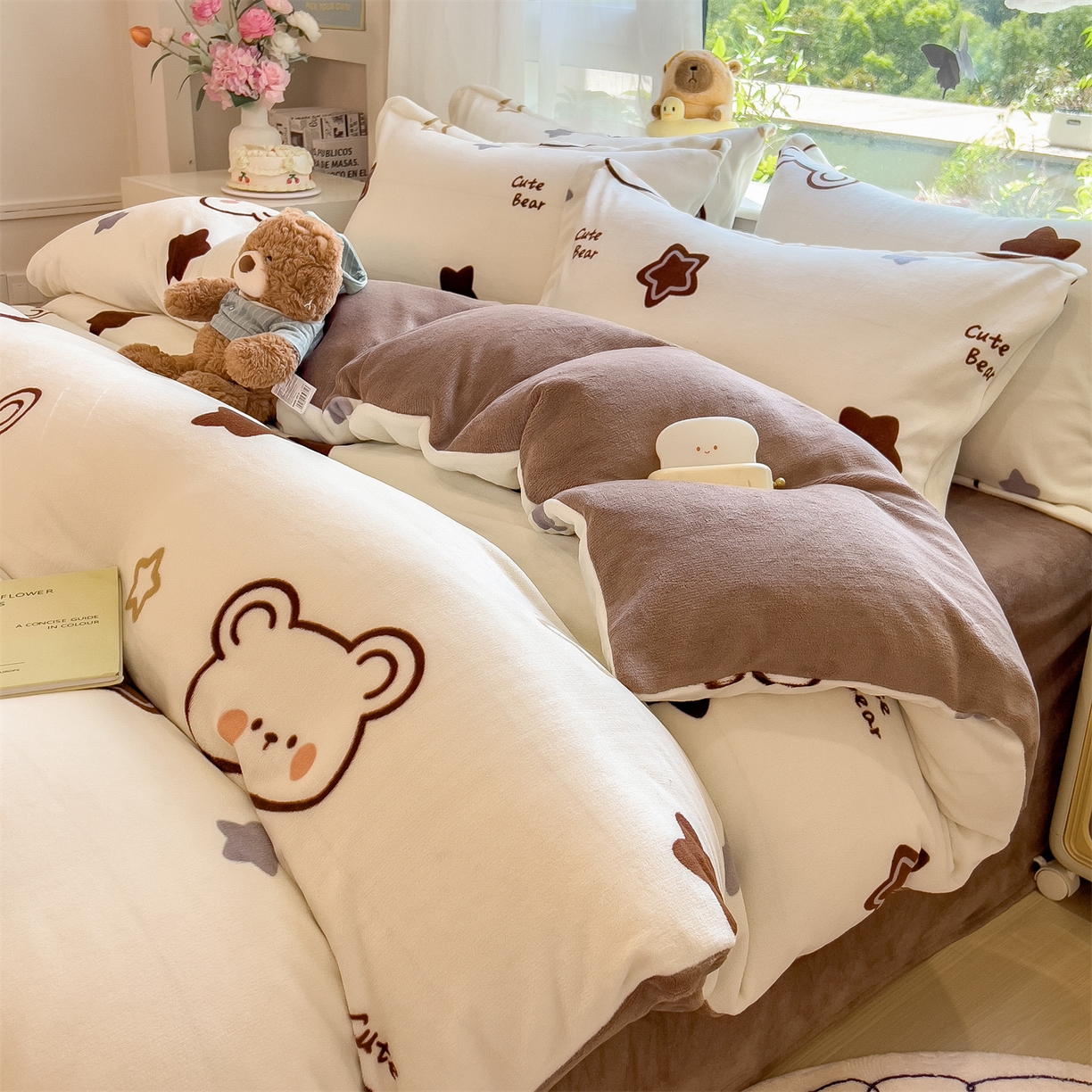 91家纺网 家纺一手货源 找家纺 布凡家居 2026新款190g高克重牛奶绒印花四件套 星星小熊