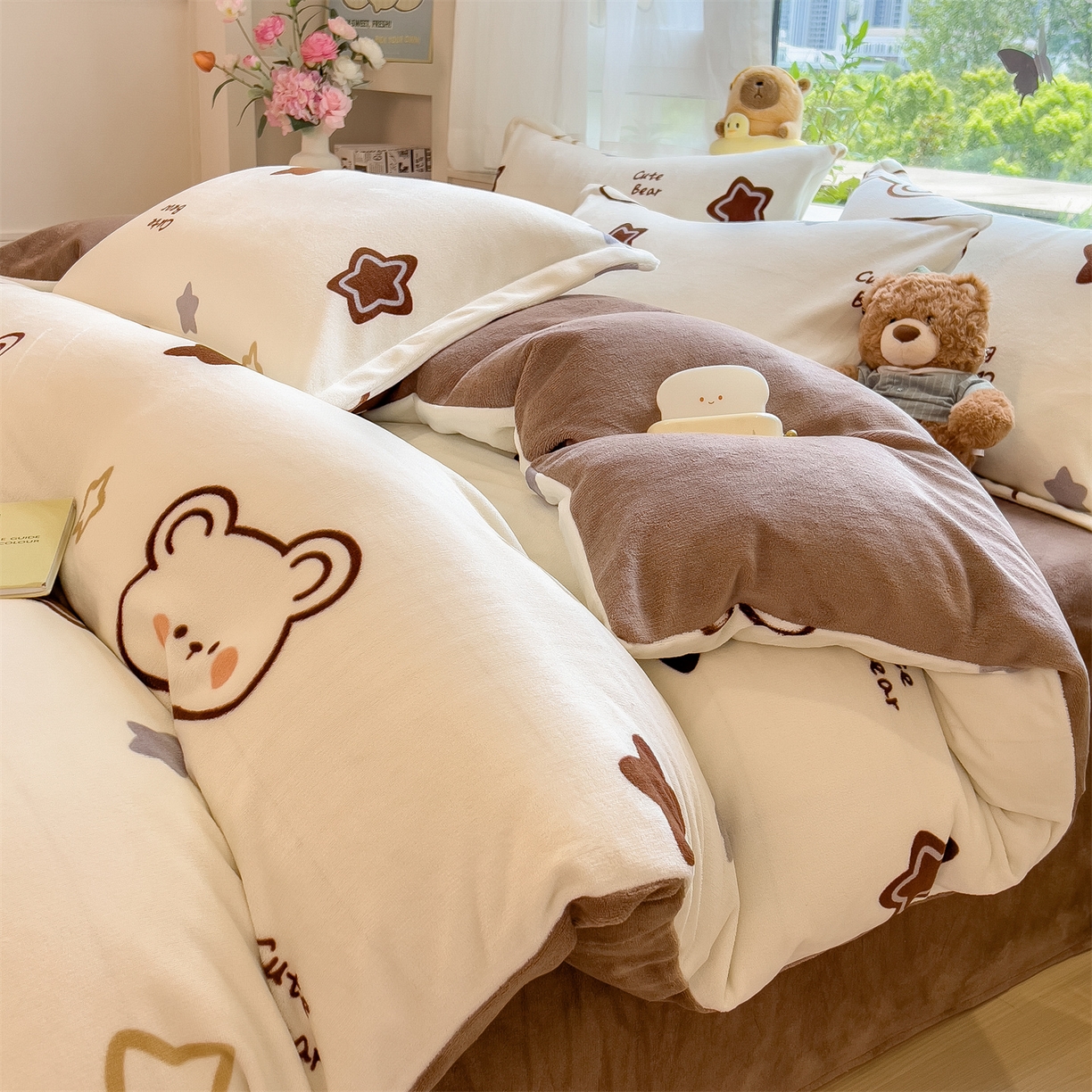 91家纺网 家纺一手货源 找家纺 布凡家居 2026新款190g高克重牛奶绒印花四件套 星星小熊