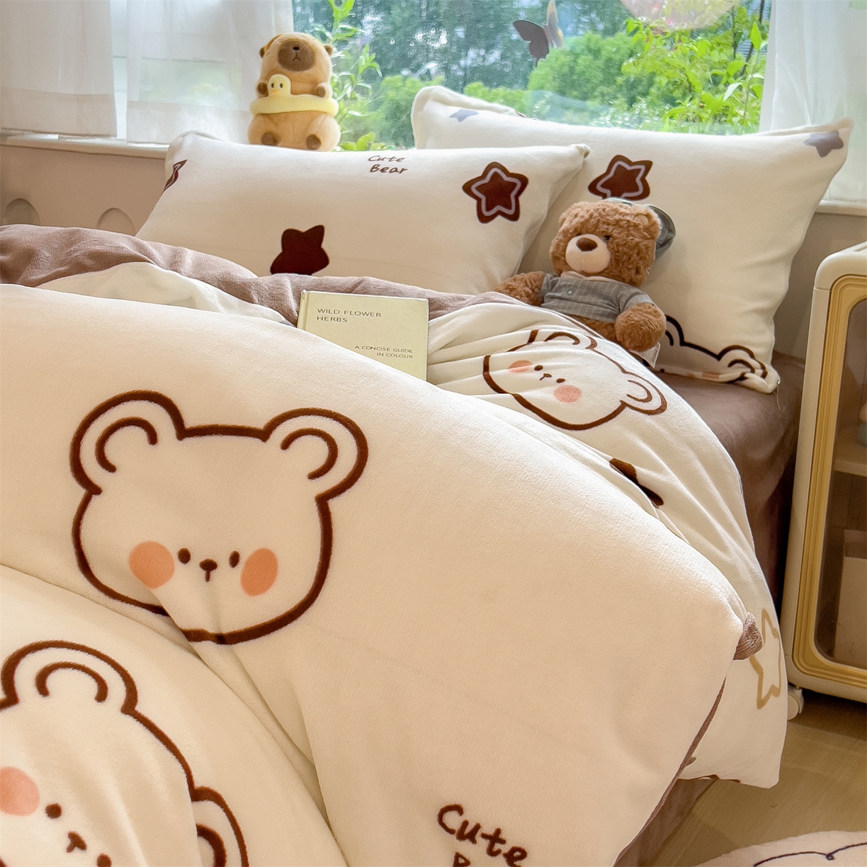 91家纺网 家纺一手货源 找家纺 布凡家居 2026新款190g高克重牛奶绒印花四件套 星星小熊