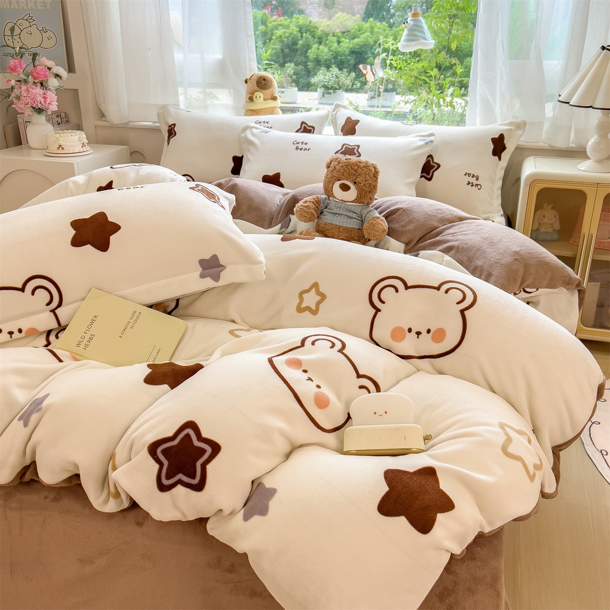 91家纺网 家纺一手货源 找家纺 布凡家居 2026新款190g高克重牛奶绒印花四件套 星星小熊