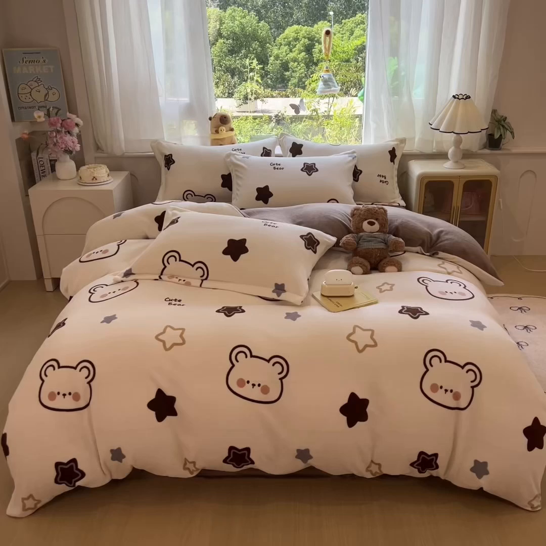 91家纺网 家纺一手货源 找家纺 布凡家居 2026新款190g高克重牛奶绒印花四件套 星星小熊