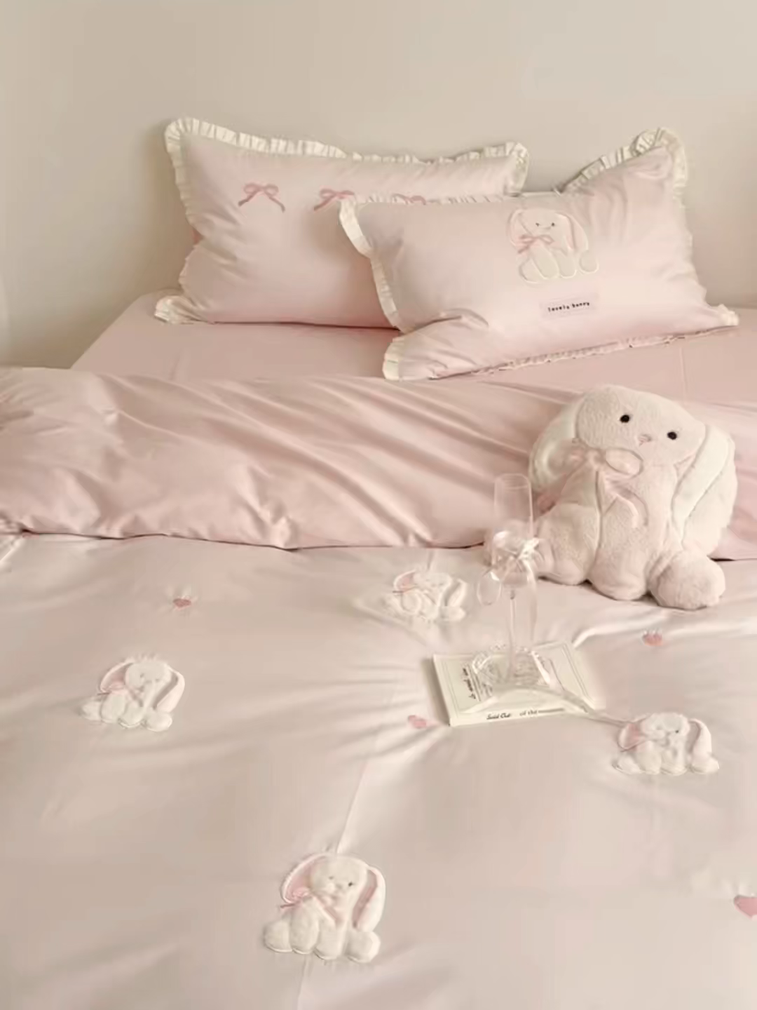 91家纺网 家纺一手货源 找家纺 鹿班家居 2026春夏新款100s长绒棉纯棉贴布绣四件套-萌兔日记（标准会员-20元） 萌兔日记-粉色