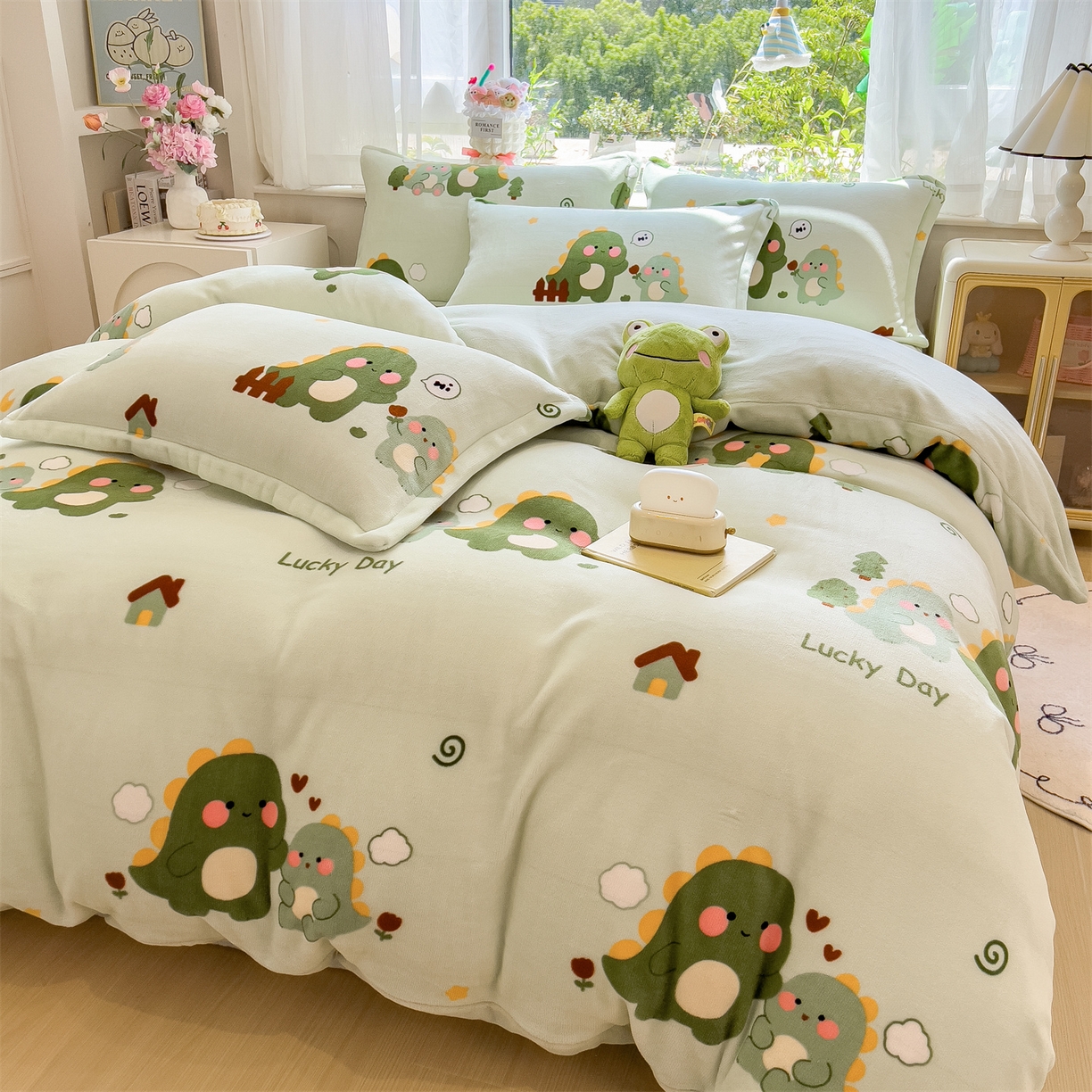 91家纺网 家纺一手货源 找家纺 布凡家居 2026新款190g高克重牛奶绒印花四件套 幸运小恐龙