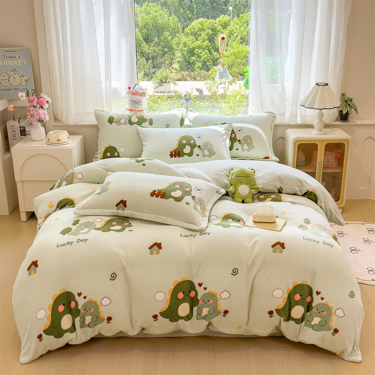 91家纺网 家纺一手货源 找家纺 布凡家居 2026新款190g高克重牛奶绒印花四件套 幸运小恐龙