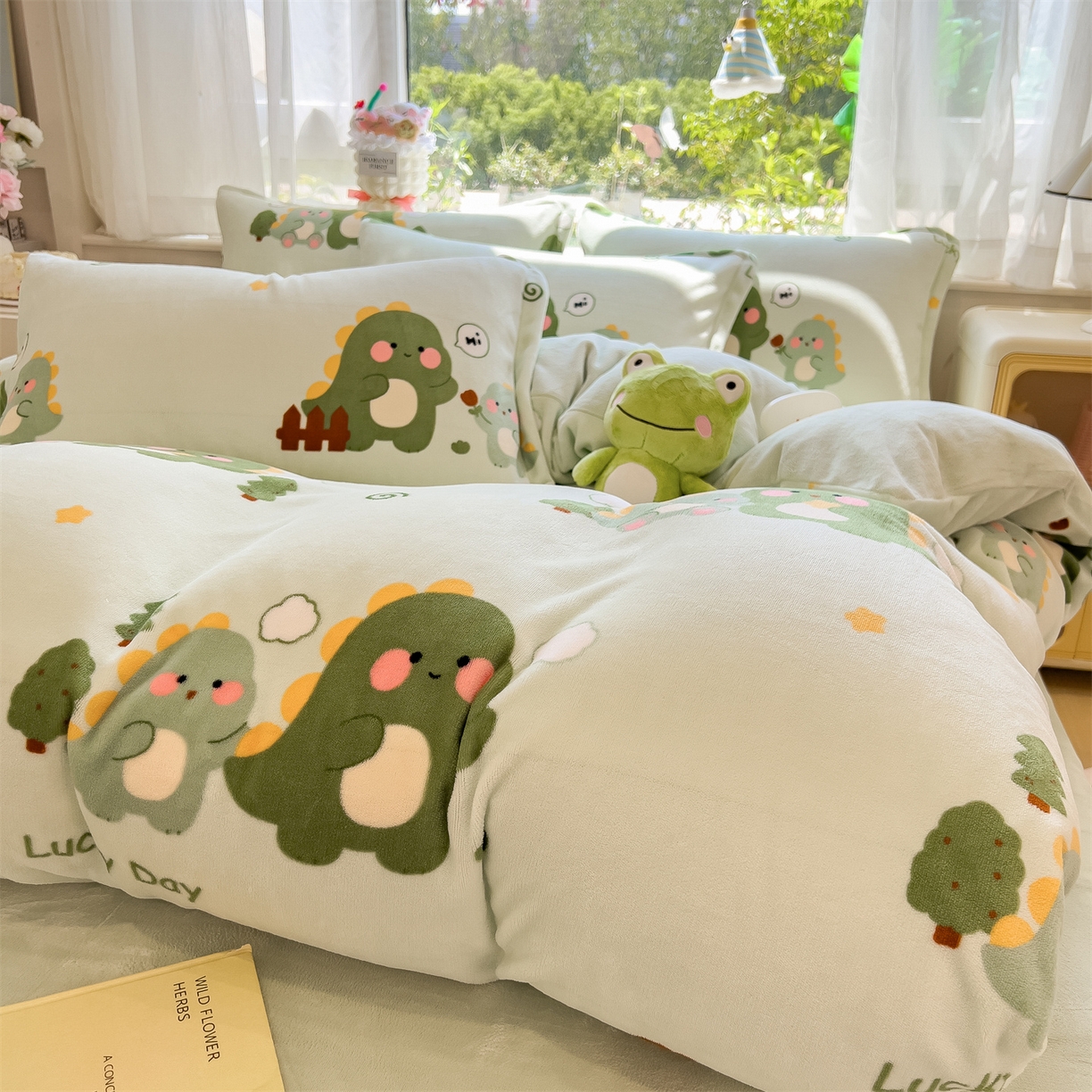 91家纺网 家纺一手货源 找家纺 布凡家居 2026新款190g高克重牛奶绒印花四件套 幸运小恐龙