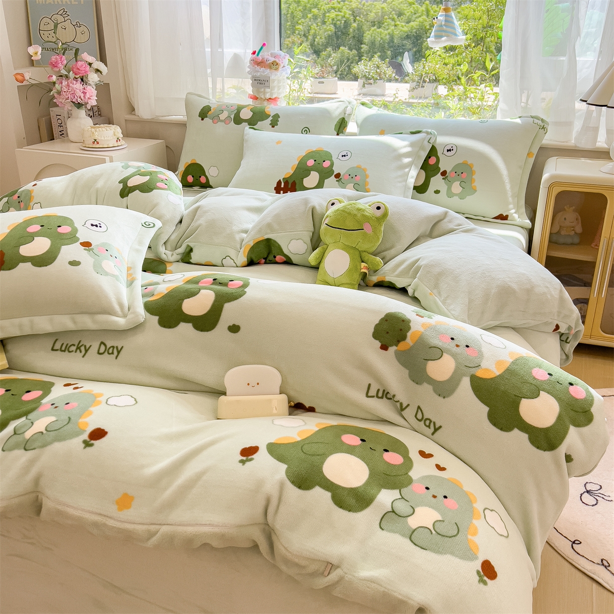 91家纺网 家纺一手货源 找家纺 布凡家居 2026新款190g高克重牛奶绒印花四件套 幸运小恐龙