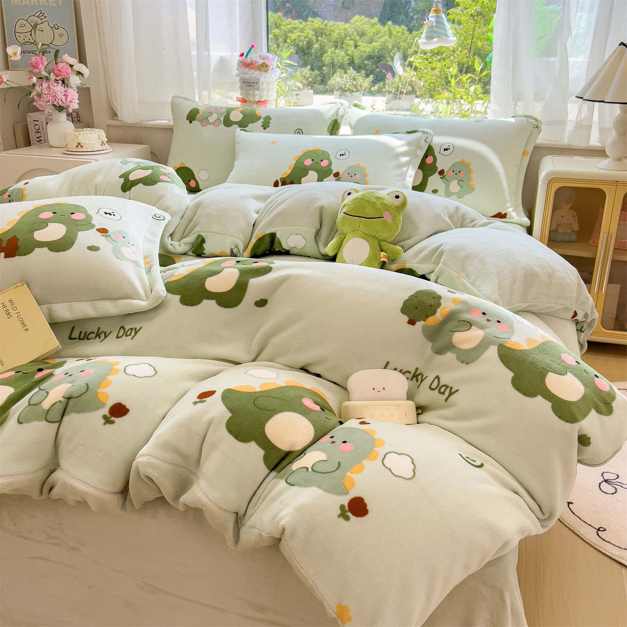 91家纺网 家纺一手货源 找家纺 布凡家居 2026新款190g高克重牛奶绒印花四件套 幸运小恐龙