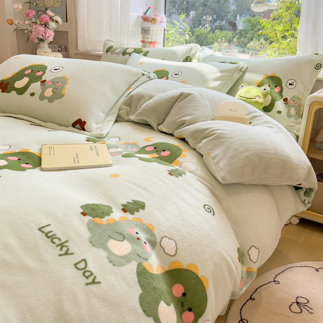 91家纺网 家纺一手货源 找家纺 布凡家居 2026新款190g高克重牛奶绒印花四件套 幸运小恐龙