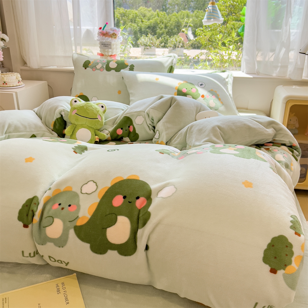 91家纺网 家纺一手货源 找家纺 布凡家居 2026新款190g高克重牛奶绒印花四件套 幸运小恐龙