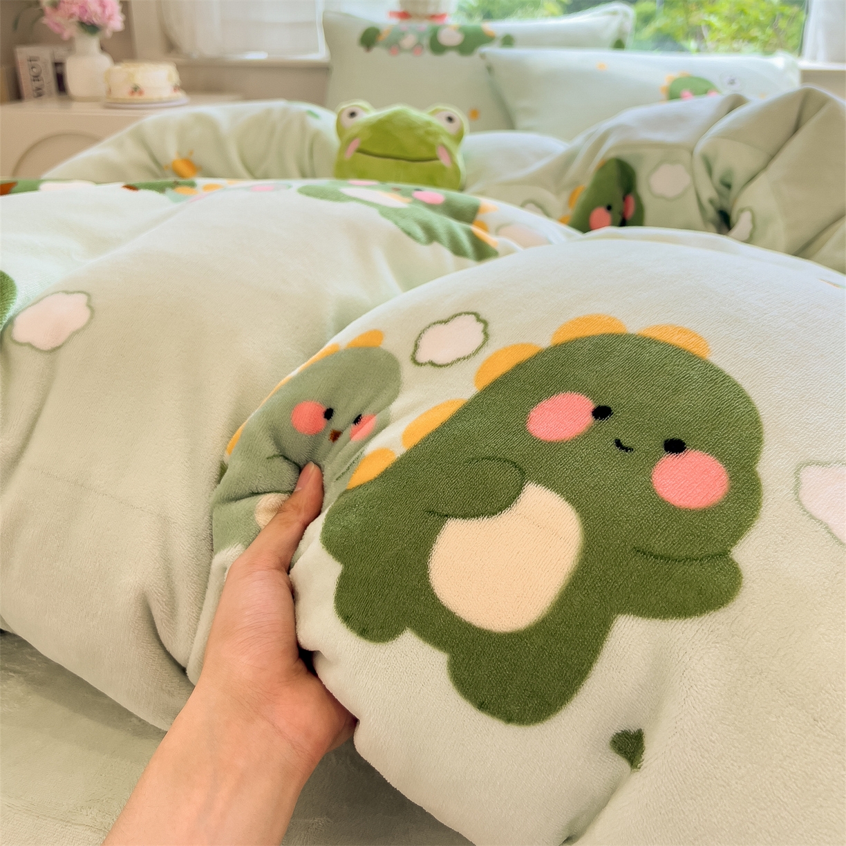 91家纺网 家纺一手货源 找家纺 布凡家居 2026新款190g高克重牛奶绒印花四件套 幸运小恐龙