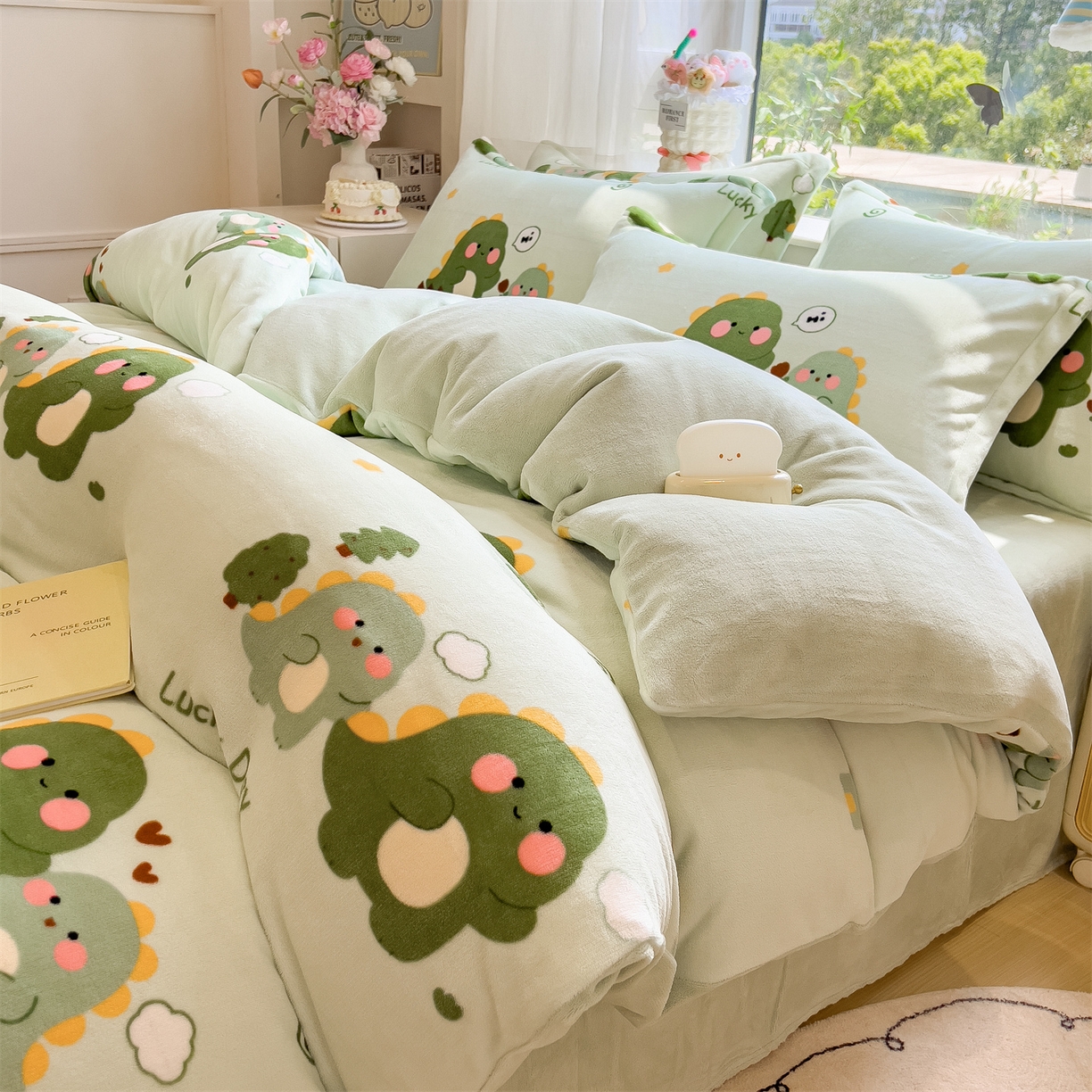 91家纺网 家纺一手货源 找家纺 布凡家居 2026新款190g高克重牛奶绒印花四件套 幸运小恐龙