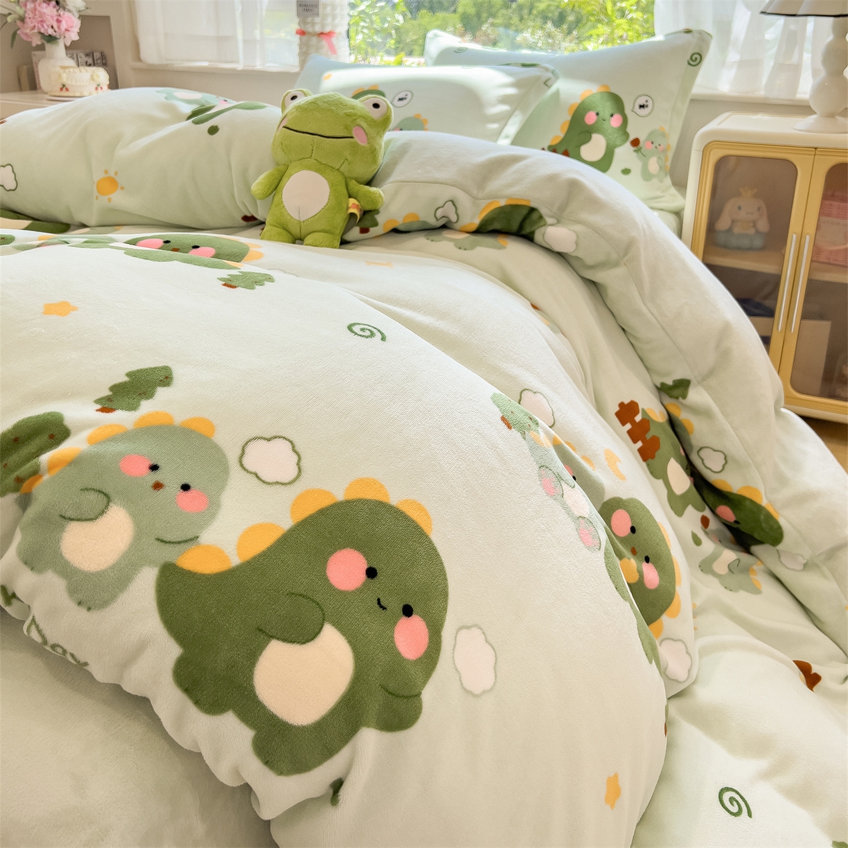 91家纺网 家纺一手货源 找家纺 布凡家居 2026新款190g高克重牛奶绒印花四件套 幸运小恐龙