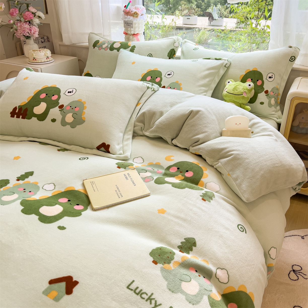 91家纺网 家纺一手货源 找家纺 布凡家居 2026新款190g高克重牛奶绒印花四件套 幸运小恐龙