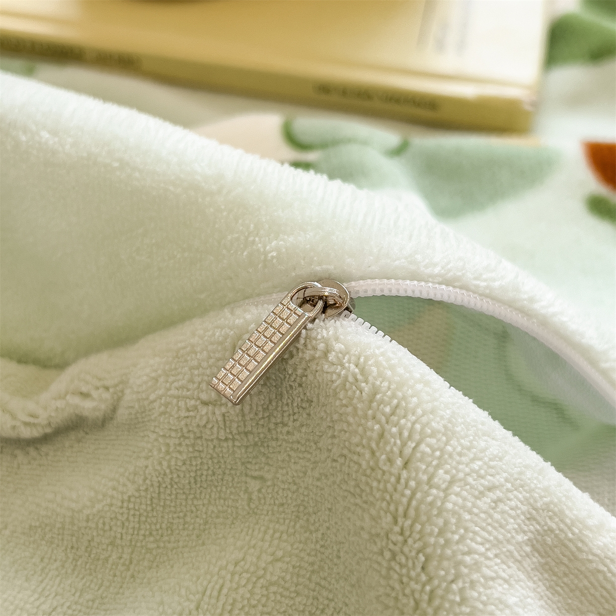 91家纺网 家纺一手货源 找家纺 布凡家居 2026新款190g高克重牛奶绒印花四件套 幸运小恐龙