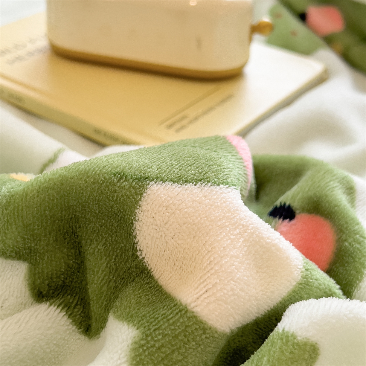 91家纺网 家纺一手货源 找家纺 布凡家居 2026新款190g高克重牛奶绒印花四件套 幸运小恐龙