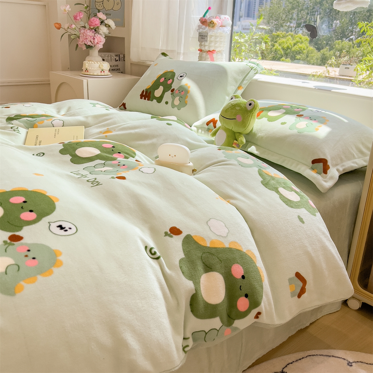 91家纺网 家纺一手货源 找家纺 布凡家居 2026新款190g高克重牛奶绒印花四件套 幸运小恐龙