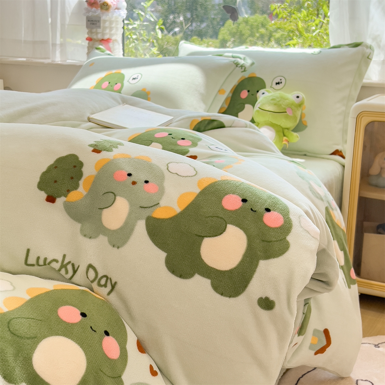 91家纺网 家纺一手货源 找家纺 布凡家居 2026新款190g高克重牛奶绒印花四件套 幸运小恐龙