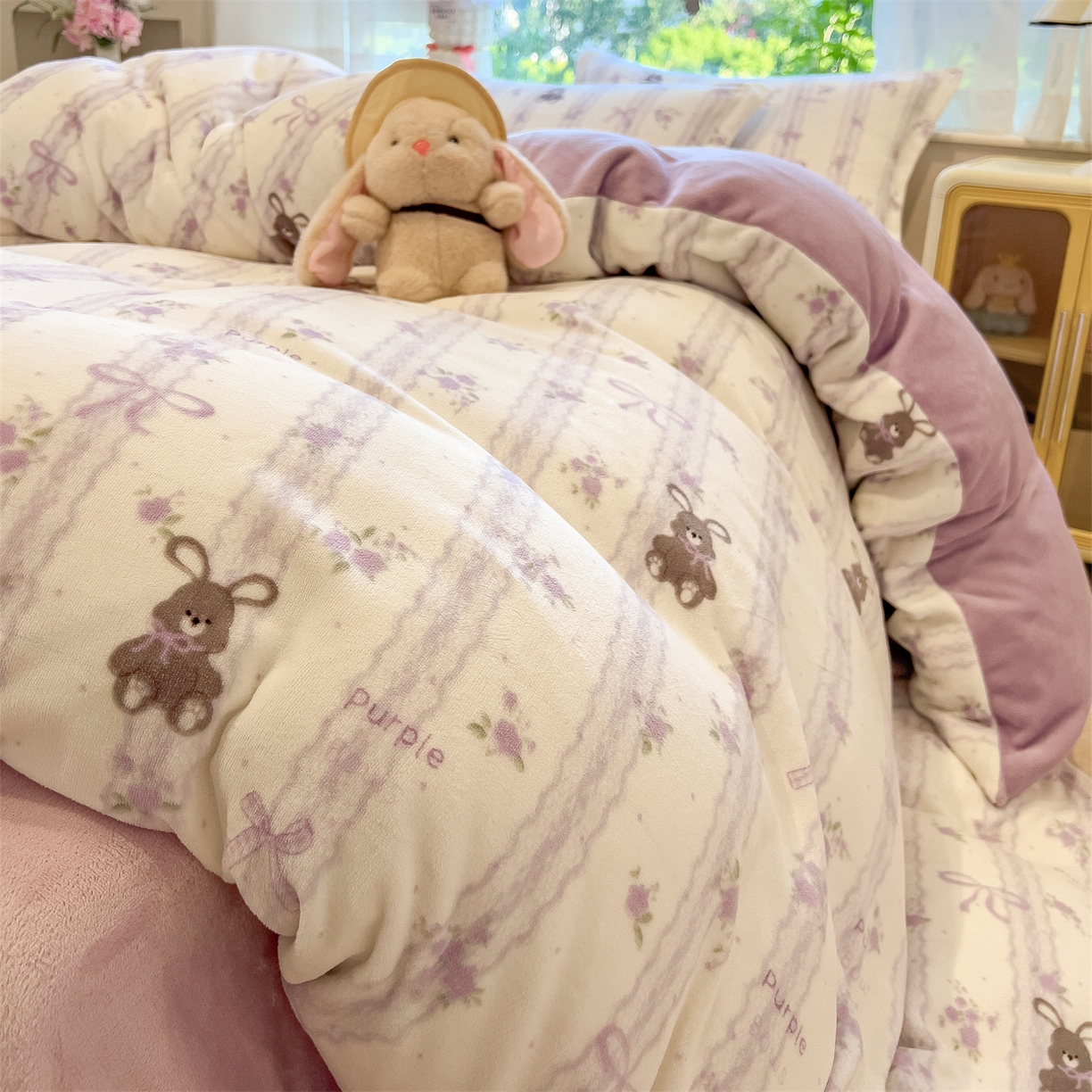 91家纺网 家纺一手货源 找家纺 布凡家居 2026新款190g高克重牛奶绒印花四件套 薰衣草兔