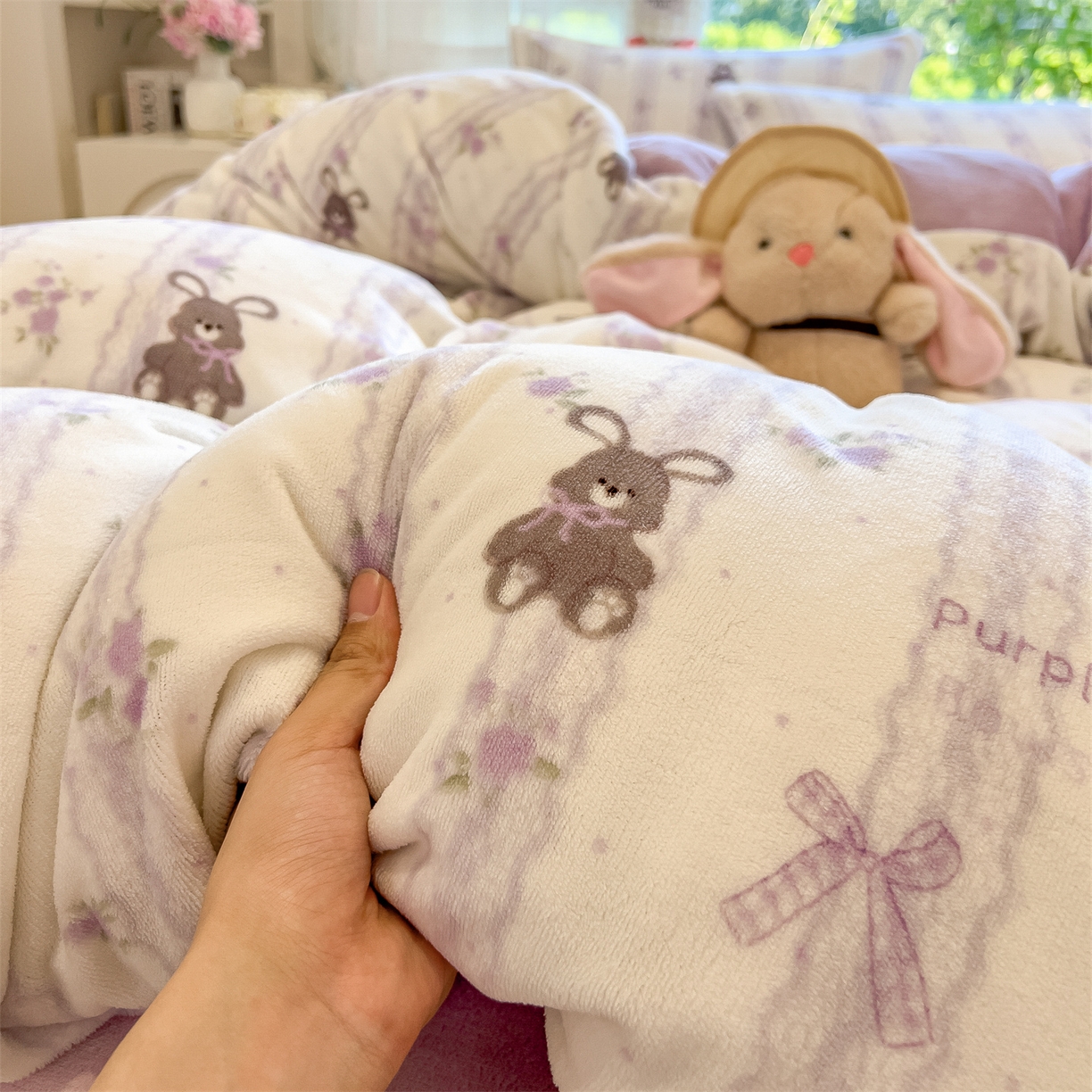 91家纺网 家纺一手货源 找家纺 布凡家居 2026新款190g高克重牛奶绒印花四件套 薰衣草兔