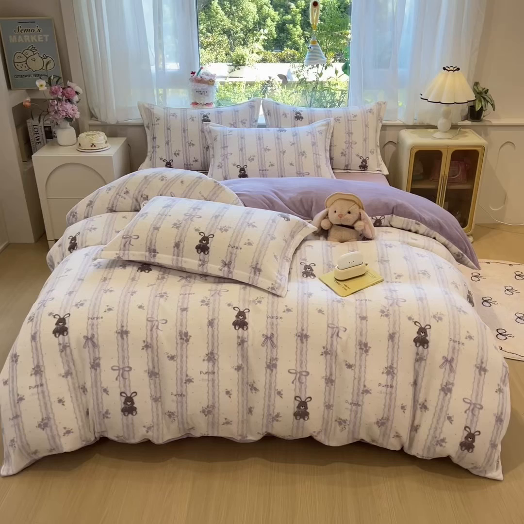 91家纺网 家纺一手货源 找家纺 布凡家居 2026新款190g高克重牛奶绒印花四件套 薰衣草兔