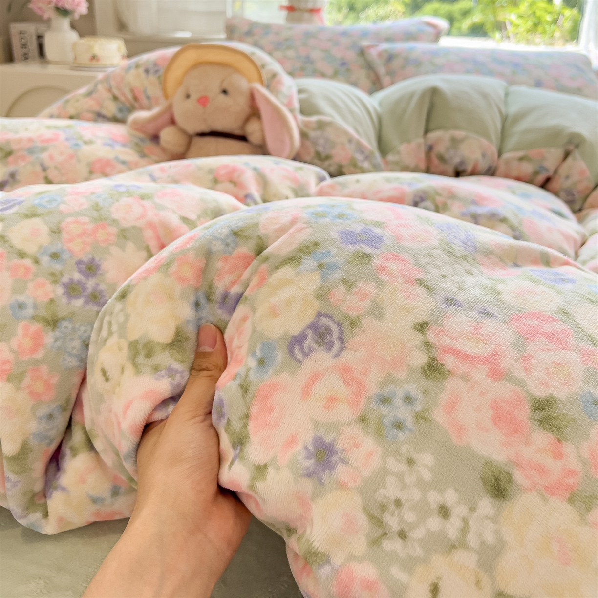 91家纺网 家纺一手货源 找家纺 布凡家居 2026新款190g高克重牛奶绒印花四件套 枕花眠