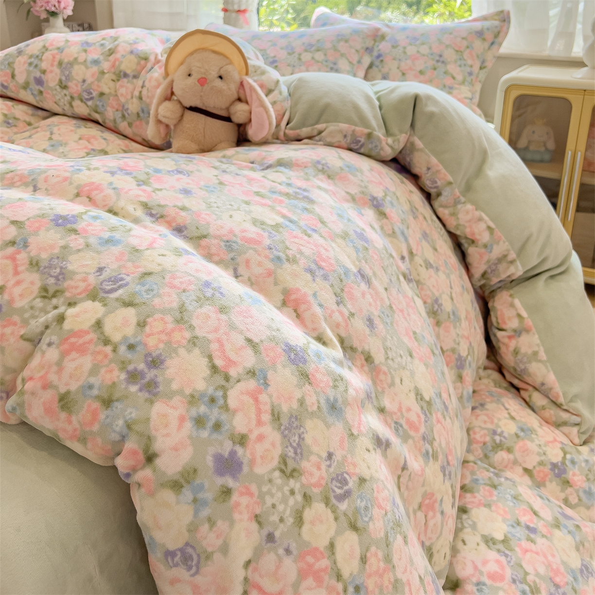 91家纺网 家纺一手货源 找家纺 布凡家居 2026新款190g高克重牛奶绒印花四件套 枕花眠